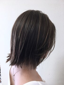 美容室 フラット(FLAT) ダークグレイ+切りっぱなし肩上ボブ