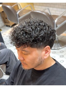 グルーマーズトウキョウ(GROOMER/S TOKYO) スペインカール　フェード　海外風　メンズパーマ