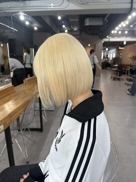 レブ 四条烏丸(Reb,) 京都ダブルカラーボブ前髪ありミルクティーベージュブリーチ