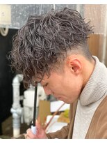 スパイラルパーマツイストパーマアップバング短髪メッシュ