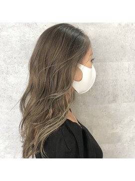 オリ(‘Oli) ペールベージュハイライト