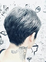 ベシドゥーズ(Besixdouze) センターパート前下がりショート