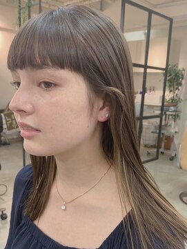 イグレックビス(igrek bis) アッシュベージュ/ミディアムレイヤー/前髪ぱっつん