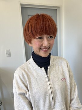 ピンクオレンジのマッシュショート