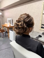 エニル(ENYL)&nbsp;エレガントなスジ系シニヨンアレンジスタイル