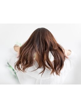 髪のツヤやボリュームを保ちながらしっかり染まる♪スタイリッシュにおしゃれを楽しめるカラーをご用意★