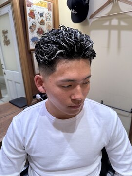 フォーコーナーズ(Four Corners) ホワイトメッシュ/極道パーマ/フェード/バーバー