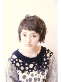 女性らしく動きをつけたショートスタイル。