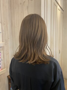 エイミーバイアフロート(amie by afloat) くすみベージュカラー/ぱつっとカット