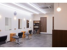 エンブリーチ バイ タグ 樟葉(enn. bleach by t.a.g)の雰囲気（店内のイメージは「木とモルタル」）