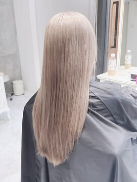 大人可愛いグレーベージュカラーツヤストレートロング