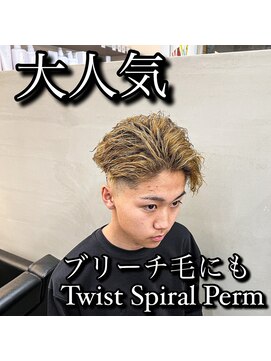 ダズルヘアラッシュ(DAZZLE hair RUSH) ブリーチ毛のツイストスパイラルパーマ～スキンフェード～