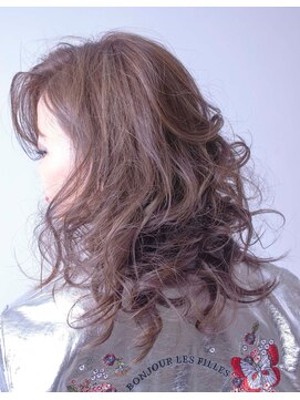 アドミラル ベー ヘアーデザイン(Admiral b Hair design) カジュアルなカーリーヘアー 欧米人風スタイル