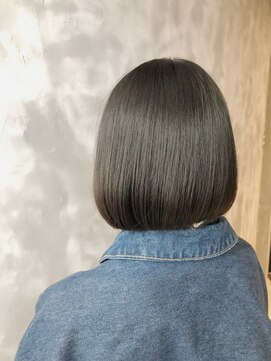 リュッカ(Lyuck) ぱつんボブ(インナーグレーアッシュ)