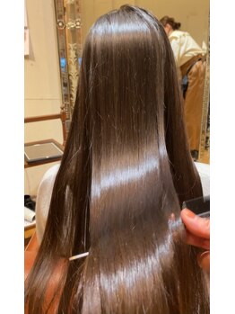ザジ(ZAZIE)の写真/うる艶で毛先に自然なカールが付く縮毛矯正と、柔らかくダメージレスな酸性ストレートが得意です♪