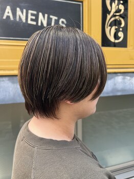 スピークイージー サルーン ビューティースミス(Speakeasy Saloon Beautysmith)の写真/白髪を「隠す」から「活かす」へ。プライベート空間で叶える、透明感あふれる上品グレイカラー。