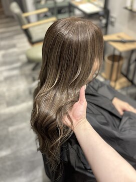 エスト 小倉(est) 秋のイメチェン【細めな華奢ハイライト】ロング×髪質改善