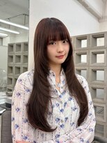 ヒュー 広島(HEW)&nbsp;Y2Kザクザクフェイスレイヤーワイドバングロングへア20代30代