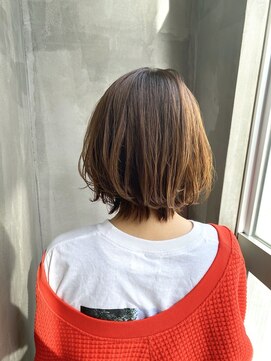 ローリー(Rowlly) - 柔らかい雰囲気が素敵なミディアムボブ - BACK