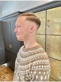 30代40代メンズ刈り上げフェードスタイルかき上げ短髪ワイルド