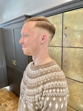 ヘアーアイスカルテット(HAIR ICI QUARTET) 30代40代メンズ刈り上げフェードスタイルかき上げ短髪ワイルド