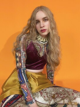 バンミー(BUNMEE) ハイトーンベージュ×フワッとウェーブ巻きスタイリング