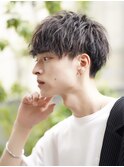 黒髪ショートマッシュ束感ツーブロック刈り上げ