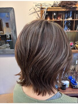 美容室 フィックス 白髪ぼかし　ウルフカット