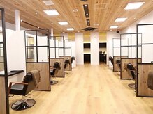 アパートメントヘアーの雰囲気（一席ずつ余裕をもたせて隣が気にならないスペースになっています）