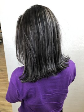 ジーレ(jiire) コントラストハイライト切りっぱなしボブ