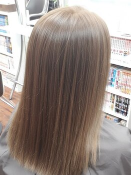 クセ・うねり・まとまりづらい髪にお悩みの人にオススメ★髪本来の艶のある自然なストレートを実現。