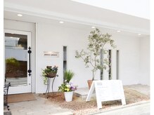 出町柳駅から徒歩5分、地下鉄今出川駅8分、白い外観が目印です