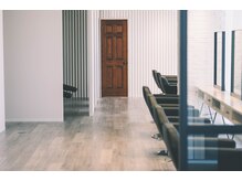 シンプルかつオシャレで落ち着いた店内。眺めも良くノンビリできます。