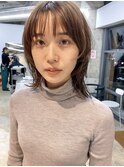 くすみベージュのミディアムウルフ