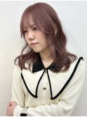 ピンクベージュ　ウェーブ巻き　顔まわり