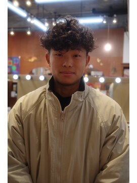 エディ(Edy) スペインカール刈り上げブラウンカラー外国人風メンズ眉毛カット