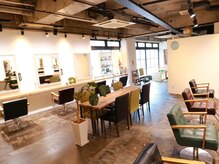 ロディーナ 大口 新子安(rodina)の雰囲気（店内は広々とした空間[カラー/白髪ぼかし/髪質改善/縮毛矯正]）