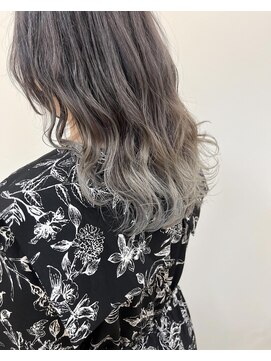 シイノ(Siino) ホワイトグレーのグラデカラー