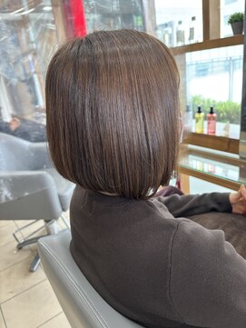 スタジオ アルファプラス 日暮里店(studio α+) ステップボーンカットカットボブショートハイライト白髪ぼかし