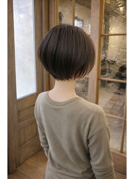 エイミーバイアフロート(amie  by afloat) 首元すっきり 大人ショートボブ