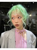 10代20代ミントグリーンカーリーヘア