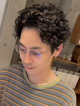 テン 心斎橋(tenn.) 波巻きスパイラルパーマメンズマッシュセンターパートウルフ30代