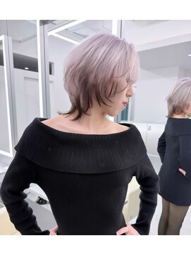 テイス 新宿(TACE) ホワイトシルバー×エンドカラー[ネビージュ/黒髪/小顔/新宿]