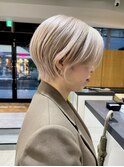 ショートヘアセンターパートブロンドホワイトブロンド