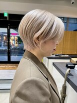 ピークアブー ワン(PEEK-A-BOO ONE)&nbsp;ショートヘアセンターパートブロンドホワイトブロンド