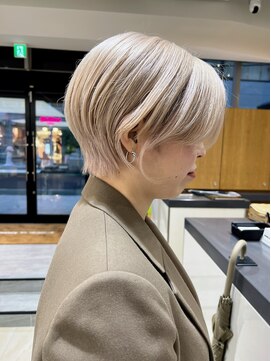 ピークアブー ワン(PEEK-A-BOO ONE) ショートヘアセンターパートブロンドホワイトブロンド