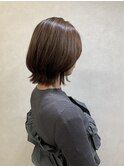 柔らかく揺れる“外ハネショートボブ”