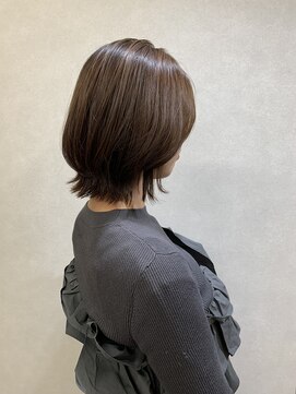 ルフトバイアンビエンテ(Luft by ambiente) 柔らかく揺れる“外ハネショートボブ”