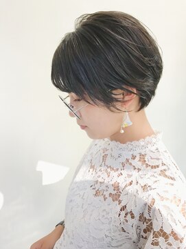 ビグディーサロン(BIGOUDI SALON) ワンサイド耳かけ丸みショート[20代/30代/40代/50代]