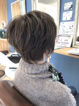 ファミリア ヘアーワークス(FAMILIA HAIR WORKS) 【アッシュショート】